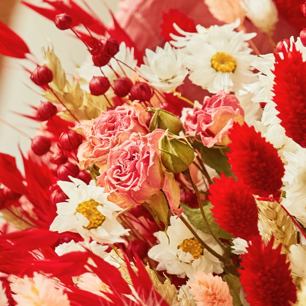 Field Bouquet Medium - Red Velvet