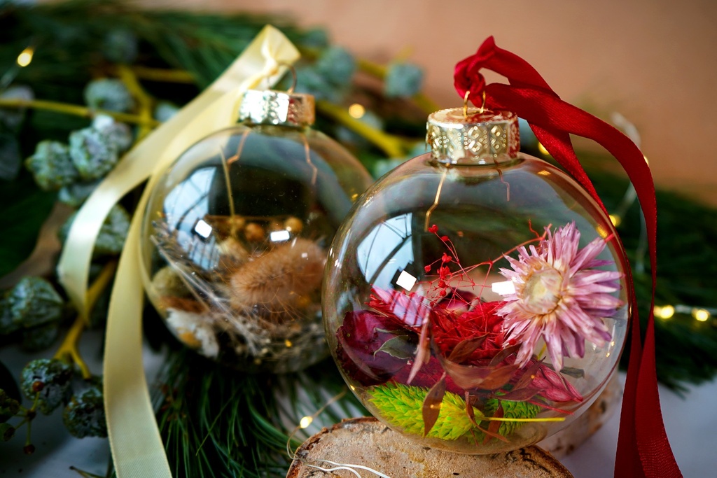 Christmas ornament with Dried flowers - Red